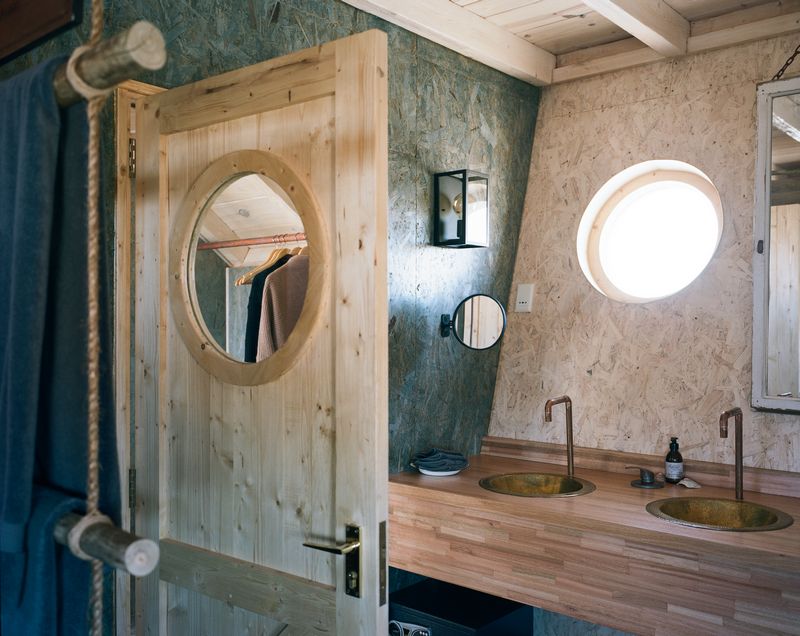 hk_c_13Shipwreck Lodge - Accommodation - Bathroom sinks_800px.jpg