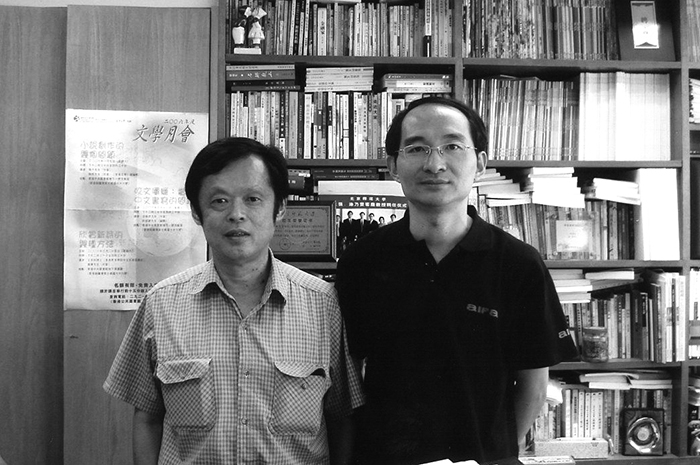 hk_c_袁勇麟圖1=2006年11月4日，陶然與袁勇麟合影於《香港文學》編輯部。 拷贝.jpg
