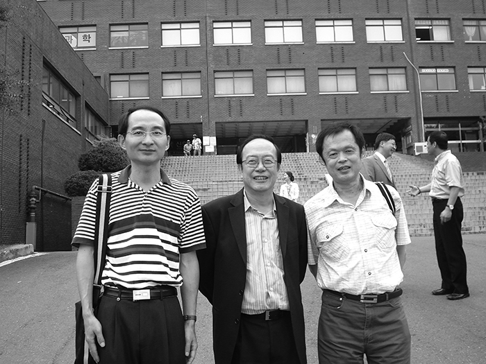 hk_c_袁勇麟圖2=2008年9月，參加「第十屆韓中文化論壇」合影。左起：袁勇麟、也斯、陶然。 拷贝.jpg
