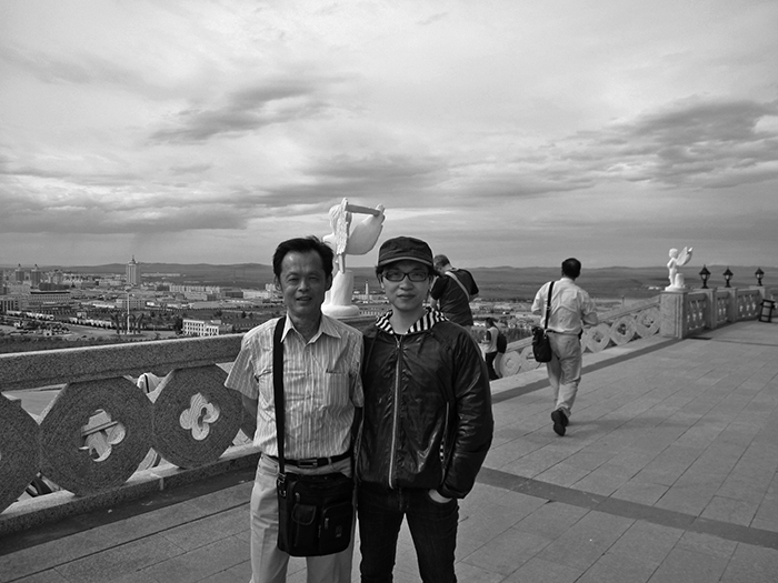 hk_c_潘國靈插圖=2010年陶然先生（左）與潘國靈先生攝於滿洲里。 拷贝.jpg
