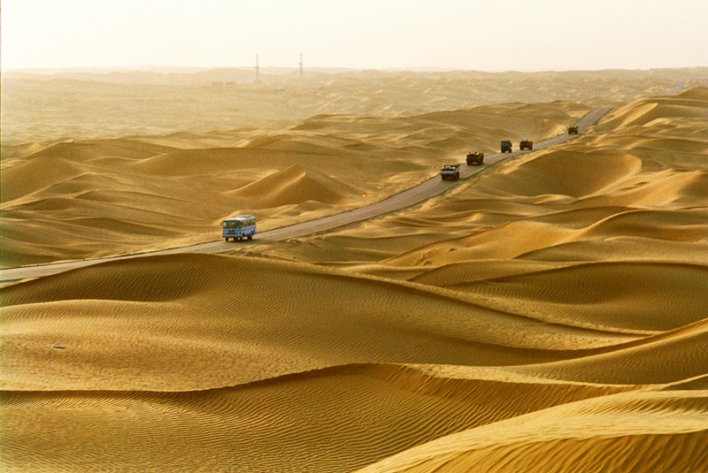 hk_c_1.1994年，塔克拉瑪干沙漠中央，剛建好的沙漠公路兩邊寸草不生。.jpg