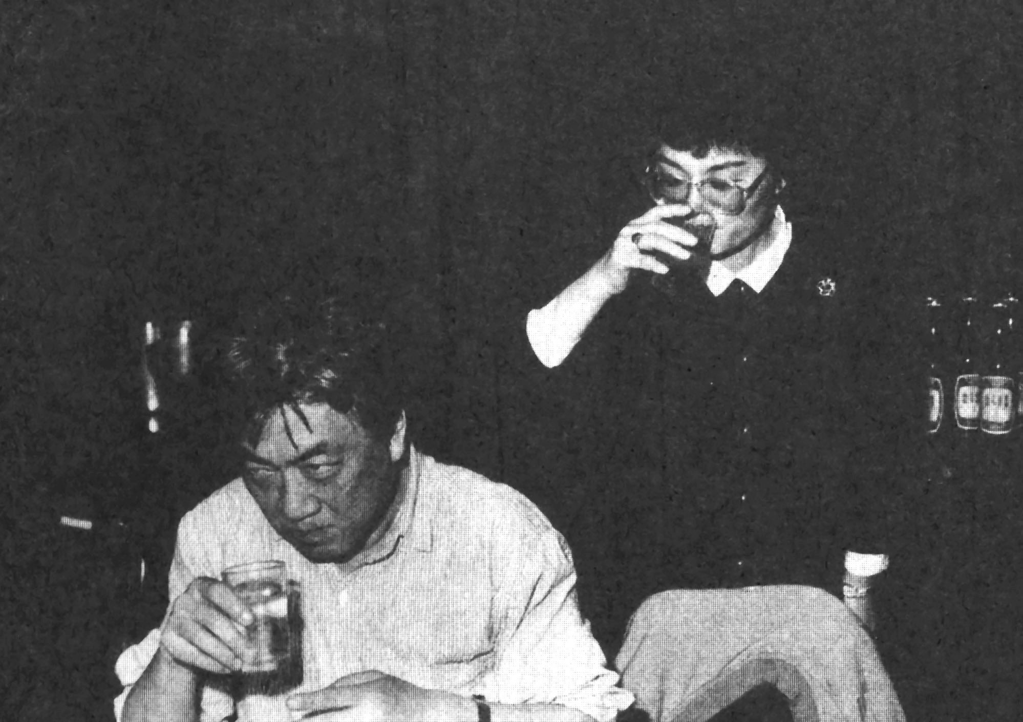 hk_c_季季圖3=1989年12月，陳映真與筆者正在向文友敬酒。（季季提供）.jpg