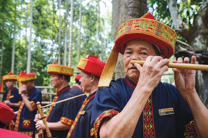 【探访浪漫的海岛民族】最长的鼻箫要躺著吹 用脚趾来按音孔