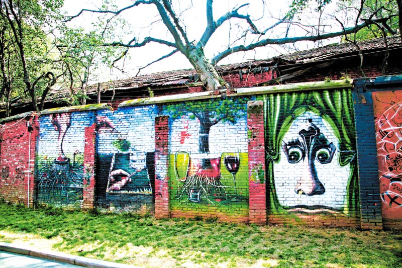 红砖墙上绘有不少富特色的涂鸦.
