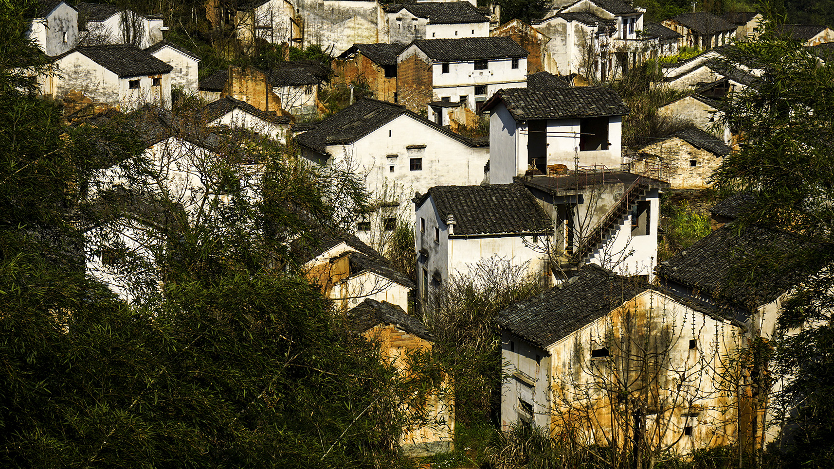 大山里的徽派古村落