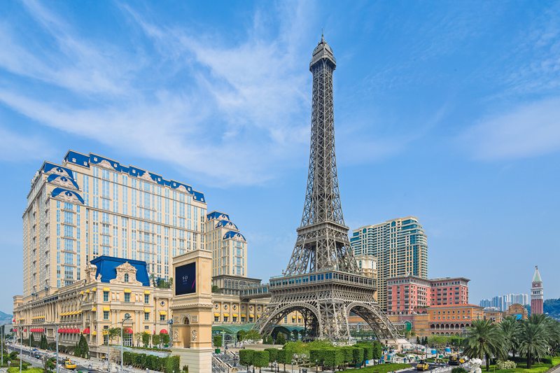 凡登广场一一映入眼帘,圆形大厅闪烁著微光的圆顶 令人联想到巴黎第七