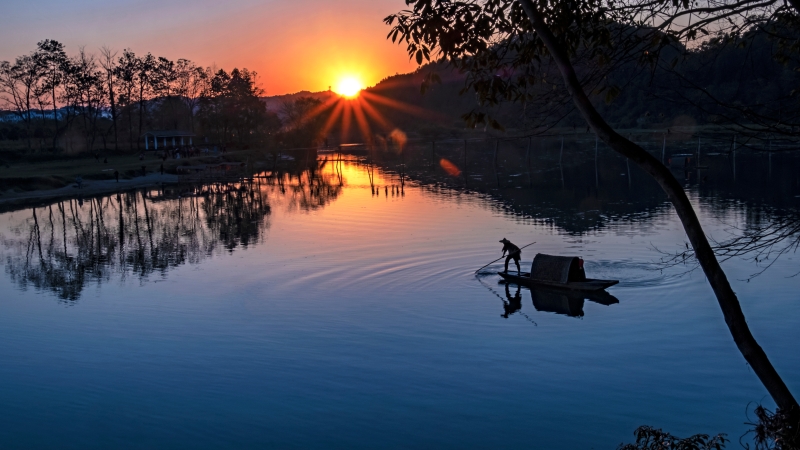 hk_c_3 漁光曲 闆凳橋在晚霞映襯下，河面蕩漾了層層漣漪。一艘漁船在小河中輕輕搖過，一幅美麗的漁光曲展現在畫面中，是如此的生動如此的美吵。2020年11月12日拍攝於婺源漳村闆凳橋畔 王露茜.jpg