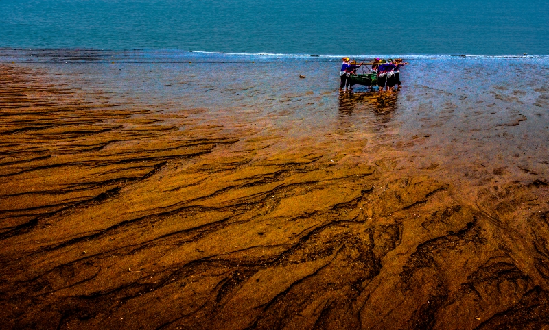 hk_c_5 趕海 一群福建泉州趕海姑娘們，她們比男人們還要巧手，她們垮過灘涂，合力將船抬到海邊欲出海作業，勤勞的姑娘們直得點贊  白國平.jpg