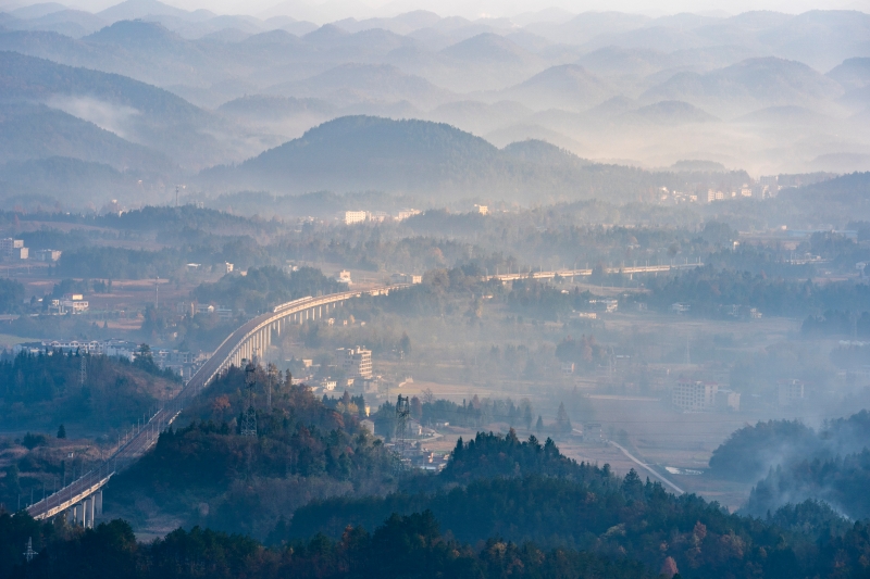 hk_c_群山環抱宜萬鐵路  一輛動車行駛在宜萬鐵路利川汪營段 謝傳輝.jpg