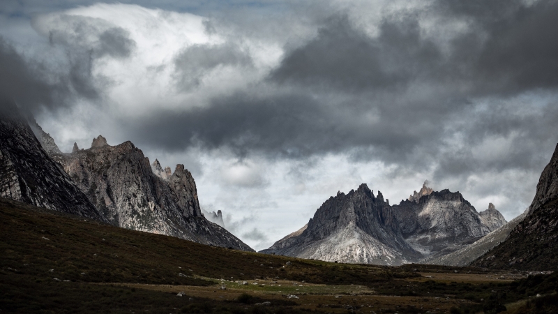 hk_c_雄偉的蓮寶玉則  四川省內蓮寶玉則國家公園，山川險峻，高聳入雲，給人神秘和崇拜的感覺！身入其境，犹如進入仙境，讓人膜拜！ 何彥力.jpeg