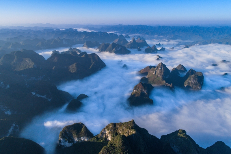 hk_c_萬山連綿伴霧海  航拍廣西鳳山的峰叢霧海美景 黃勇士.jpg