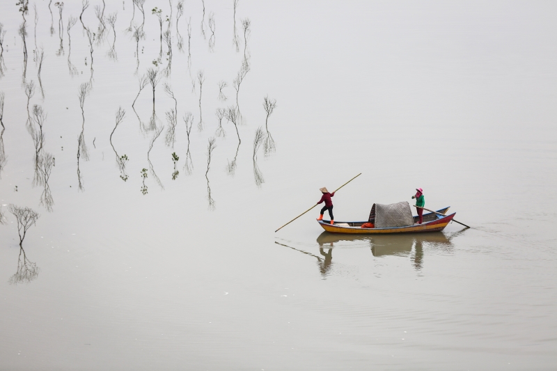 hk_c_1 一葉小舟 靜靜的湖面，幾株稀疏的葦葉，一隻小船從湖面劃過，兩個船夫在辛勤勞作，一幅極為簡約的畫面！ 張繼明.jpg