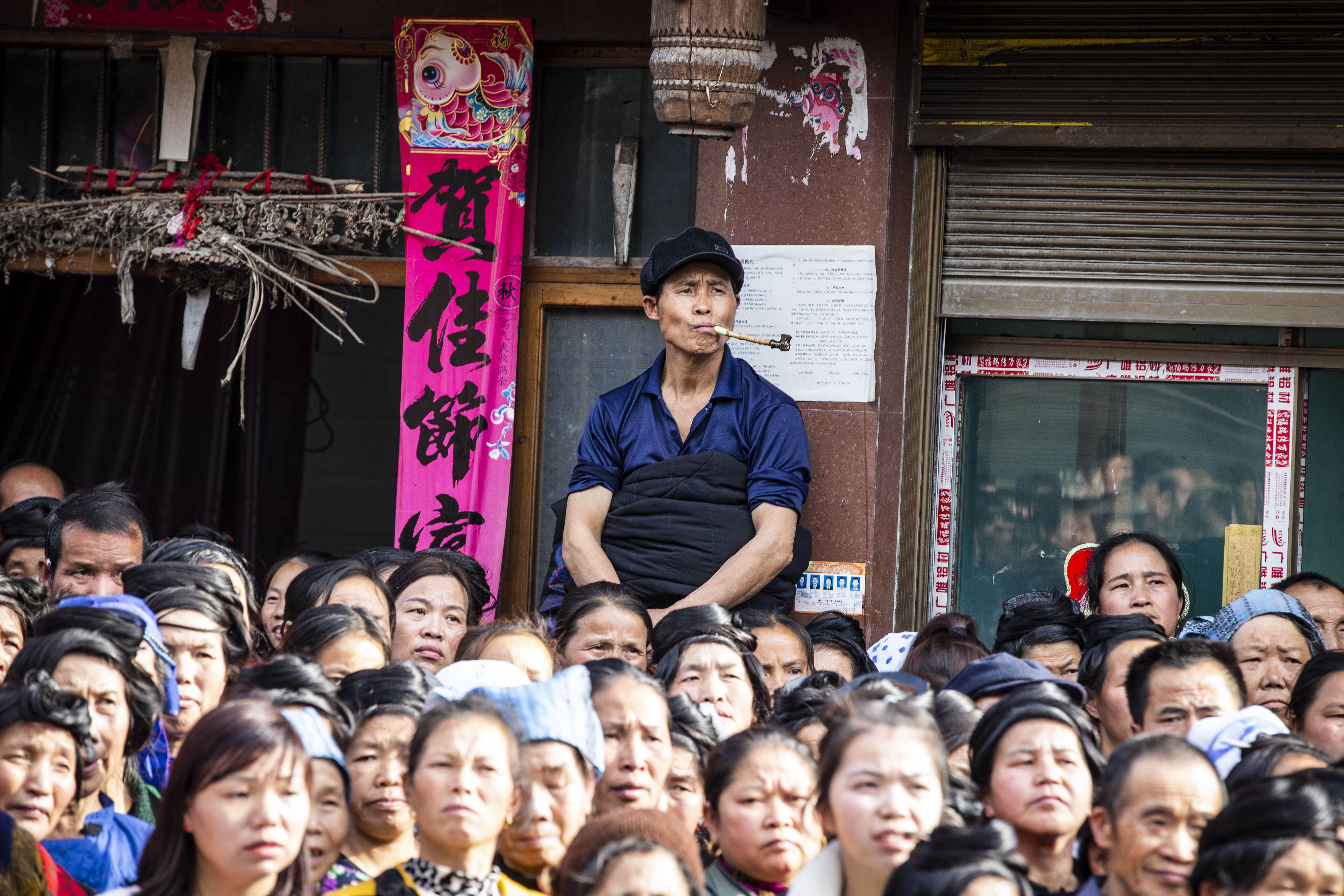 hk_c_人文優秀 最高位 貴州的侗族琵琶比賽，人山人海，而這個大叔佔了好位置 吳齊虹.jpeg