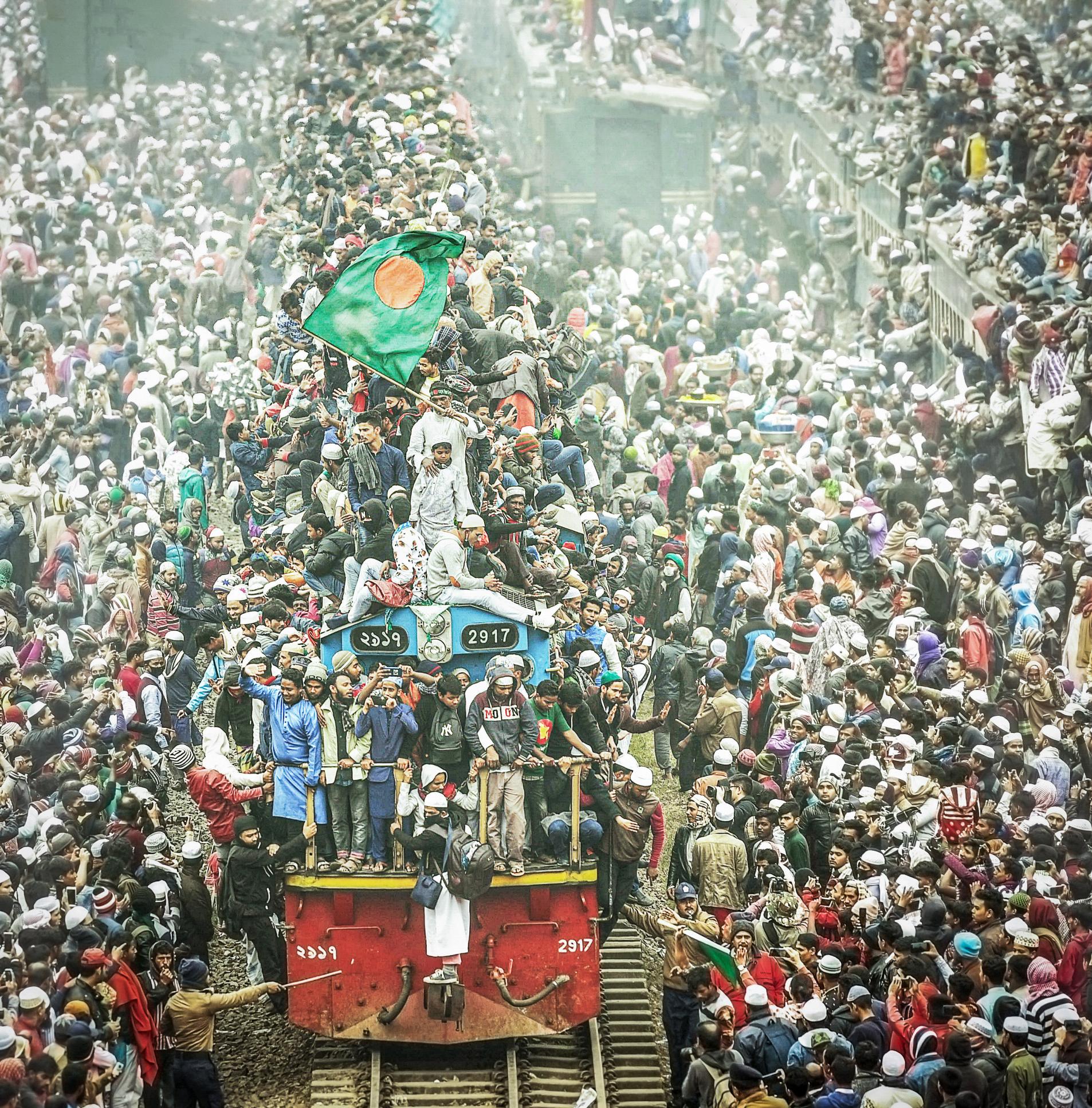 hk_c_年度人文- 江新華  孟加拉國火車節，數十萬民眾免費乘坐火車，盛況空前，舉世罕見。2020年1月攝影孟加拉國首都達卡。.jpg