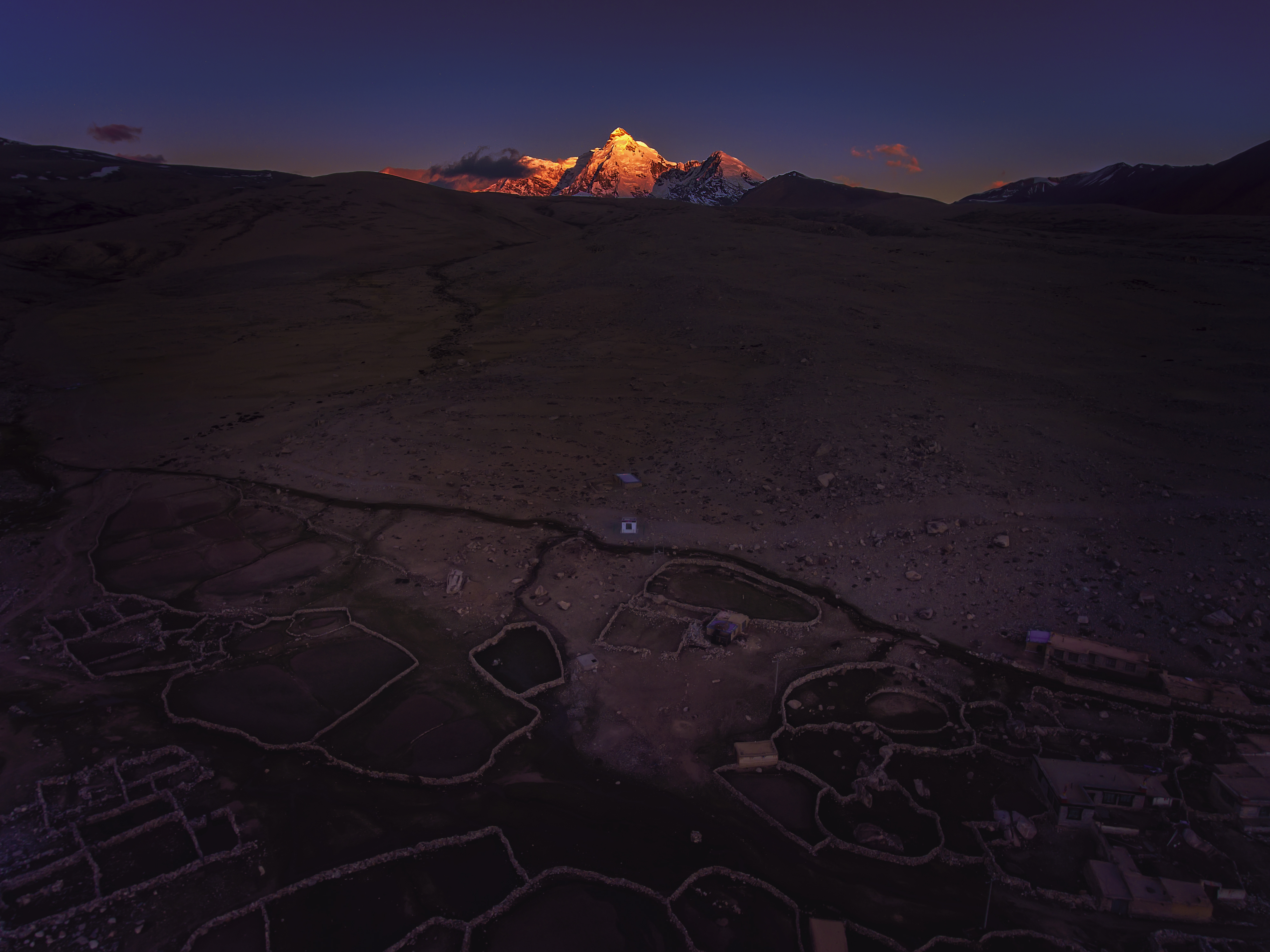 hk_c_年度攝影師趙必然-希夏邦馬日出輝煌 2020年6月11號拍攝於西藏聶拉木俄熱村。唯一坐落在中國境內的八千米以上的山峰就是希夏邦馬峰。今年去徒步希夏邦馬峰貢措營地，早晨起來在俄熱村見到了希夏邦馬峰的日出，震撼人心。田野里不規則的圖形是俄熱村廢棄的老村莊。.jpg