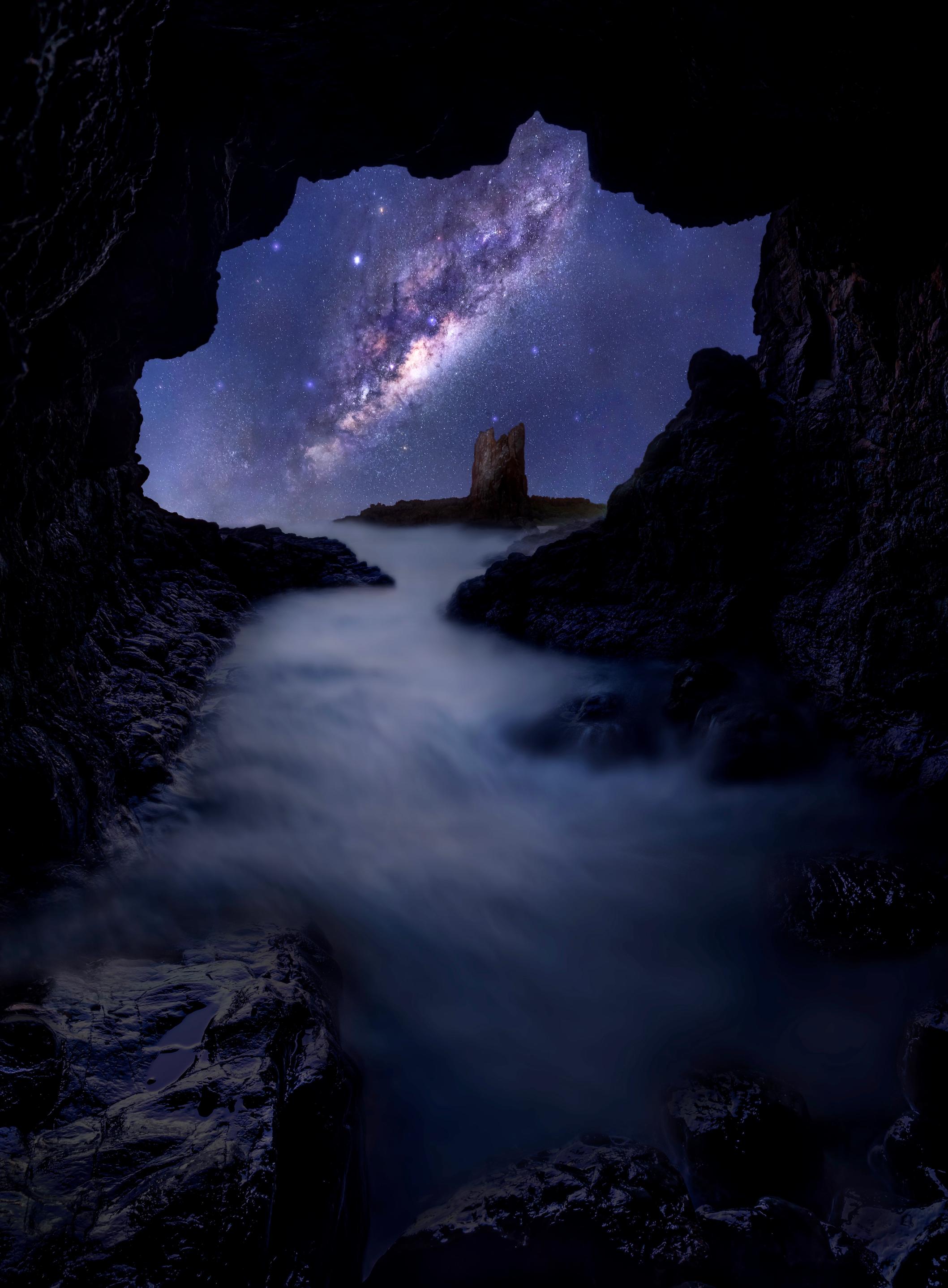 hk_c_3、Grace 荷花 教堂石洞穴的璀璨銀河. 澳洲 紐省南部海岸Cathedral Rocks - Kiama Dawn.在滿天繁星的夜晚，在岩石中踩着海水進入這不到3米長，1.5米寬的岩石洞穴中，守候着銀河娘娘緩緩升起......這些火山岩形成區位於瓊斯海灘南端的凱亞馬以北僅三公里處，是地質引人入勝的海岸線的一部分，自1890年以來一直吸引着觀光者。儘管極度艱難，但許多岩石已被侵蝕.jpeg