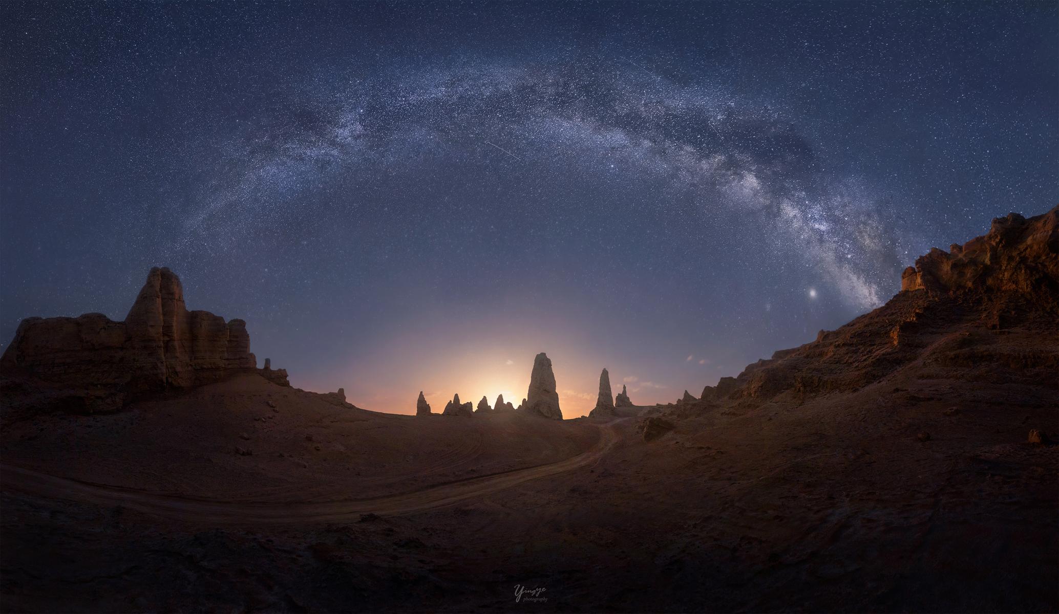 hk_c_8、影葉 2020年8月拍攝於青海俄博梁，4排，每排15張，共60張矩陣接片。將跨度180度，高度80度的全景銀河呈現出來。月升剛剛升起的前10分鐘，是拍攝的絕佳時機，銀河還在，地景也被打亮。.jpg