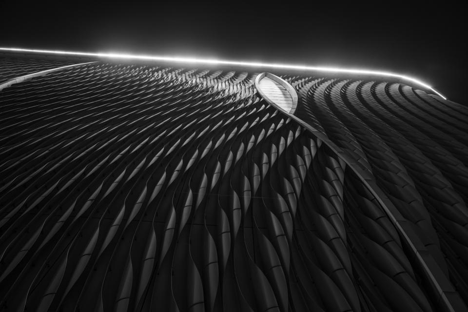 hk_c_9、隋彪  夜晚，在燈光襯映下，香港戲曲中心的外牆呈現一幅夢幻般的畫卷。.jpg