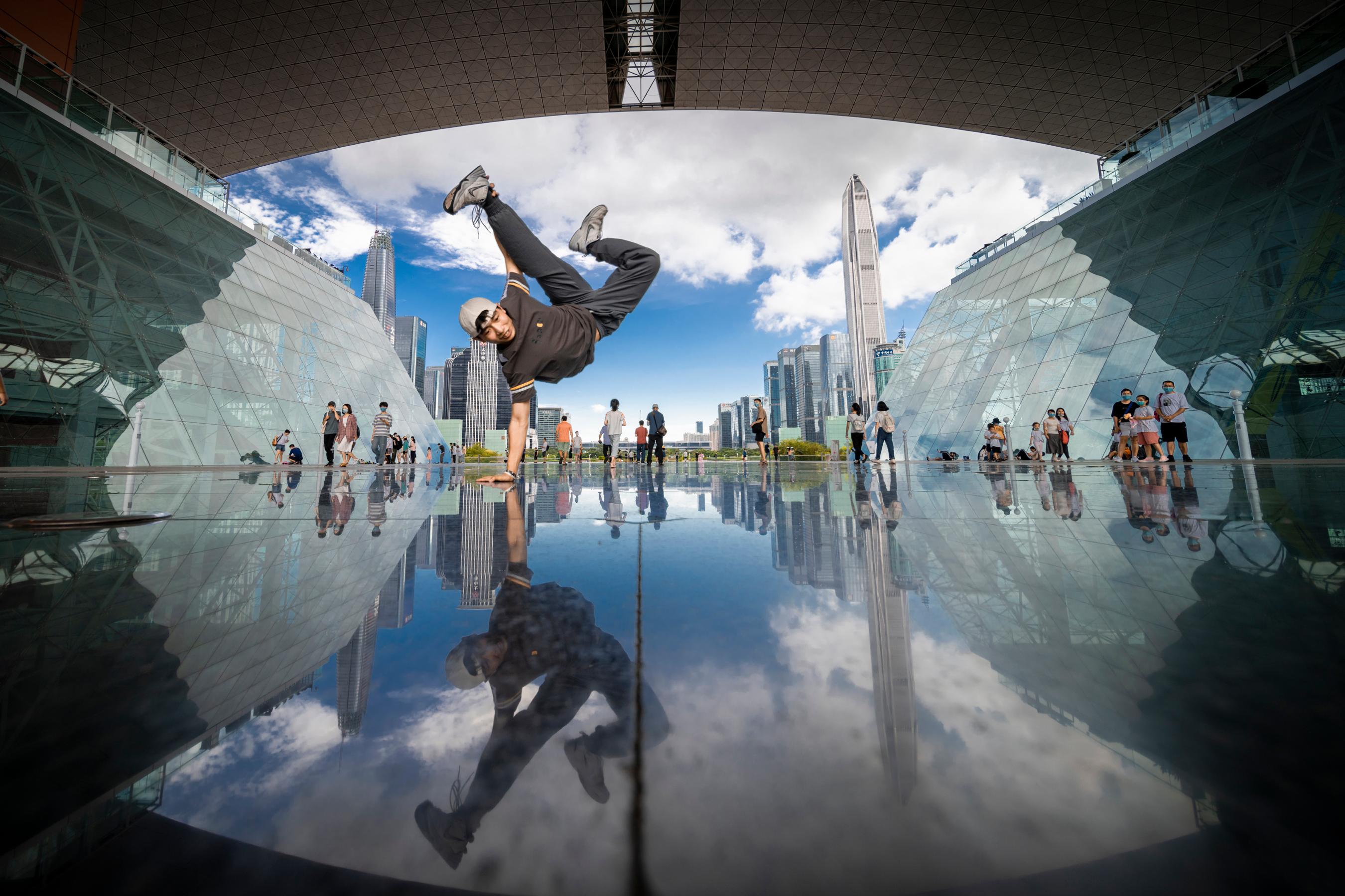 hk_c_3、劉博 深圳市民中心，周末街舞愛好者的飛揚青春.jpg