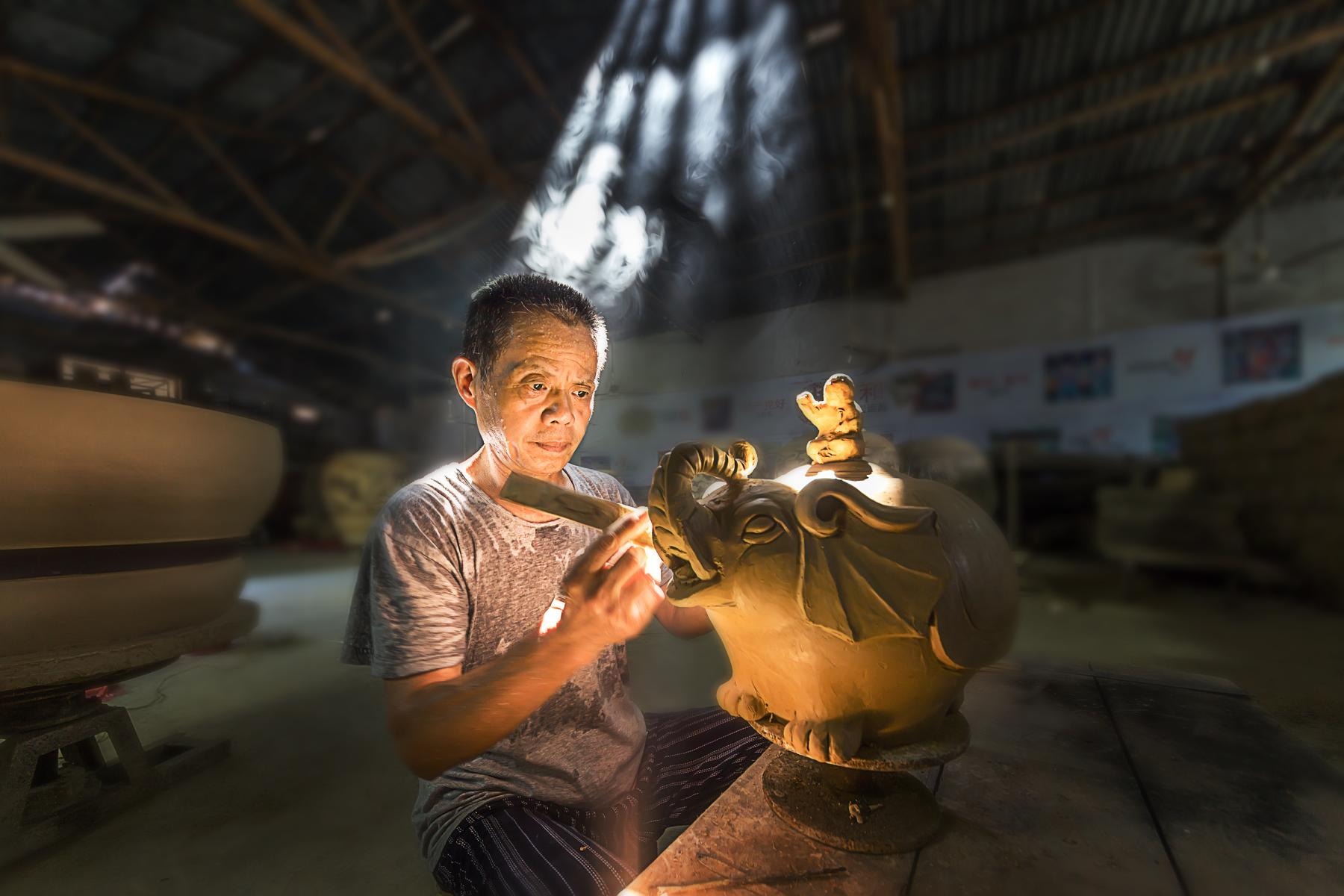 hk_c_4、清風攬月 在湖南省望城區銅官鎮，銅官陶藝有幾千年的歷史，目前還有一陶藝大師，圖為銅官陶藝大師謝福祥。.jpg