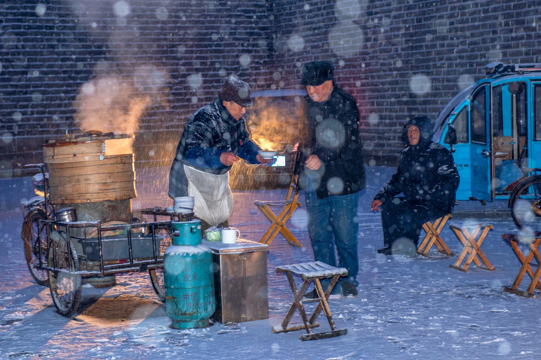 hk_c_8、李樹鵬  高氐麵茶是一種傳統小吃，據傳承人高師傅講，麵茶有百年歷史，麵茶具有大鹼，香脆，暖胃的特點，不論春夏秋冬高師傅每天都早早來到古城東門，附近男女老幼老食客都非常喜歡。 2020年1月拍攝於遼寧興城古城。.jpg