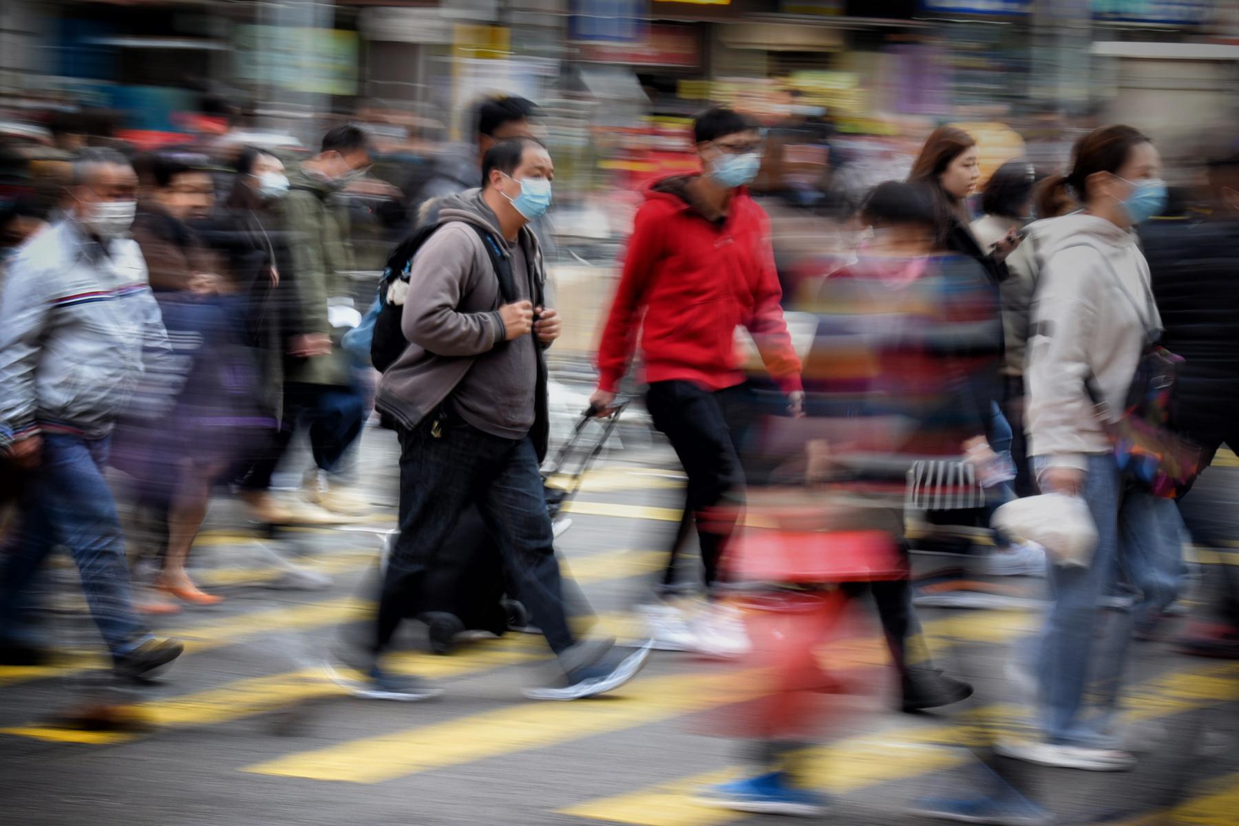 hk_c_9、Dicky  2020-1香港拍攝，疫情初臨，市民未知將來的景況，防疫物資短缺，一罩已難求，但仍要面對日常生活及上班工作，路上行人都是行色匆匆，大時代的景況，但相信總會共同渡過，明天會更好！.jpg