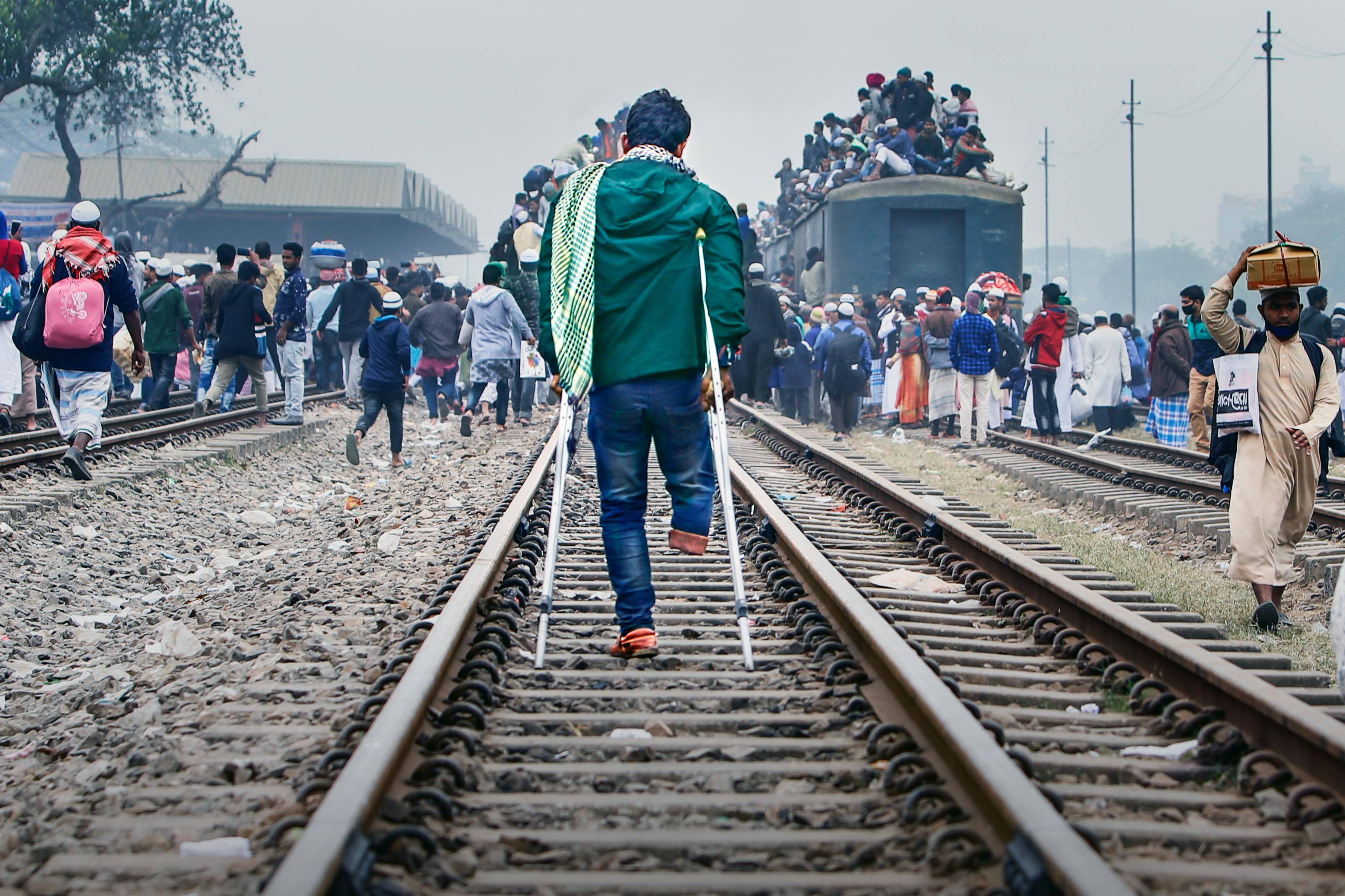 hk_c_11、戴安娜  2020年 孟加拉國 全世界穆斯林宣教大會 結束後，在人群如蟻的車陣人潮中，主人公將如何擠上回家的路呢？.jpg