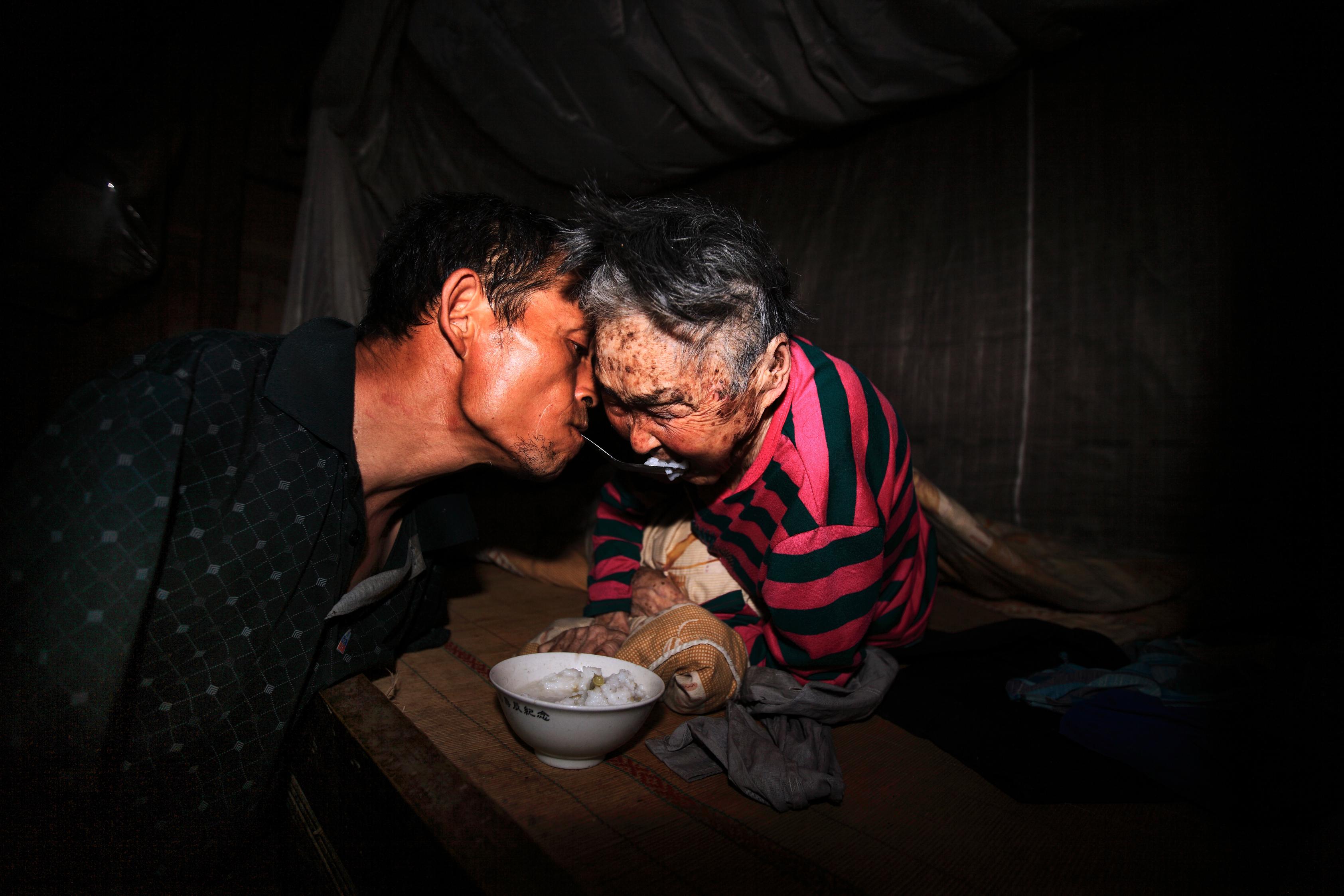 hk_c_高志向  無臂男子陳星銀含勺喂母，孝心感功，被評為中國十大好人之一。.jpg