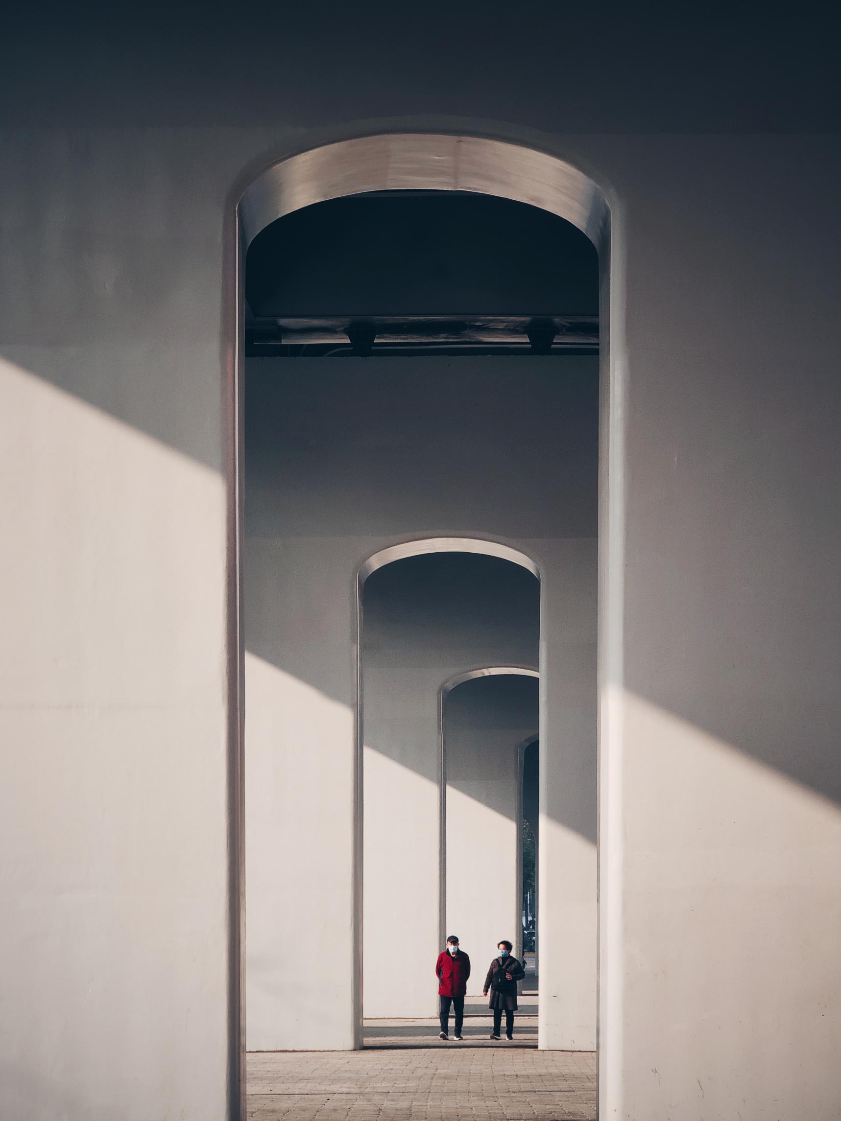 hk_c_一佳one  下午的斜光照進了立交橋下，兩位散步的老人迎面走來，我趕緊使用手機的5倍鏡拍攝了下來.jpg