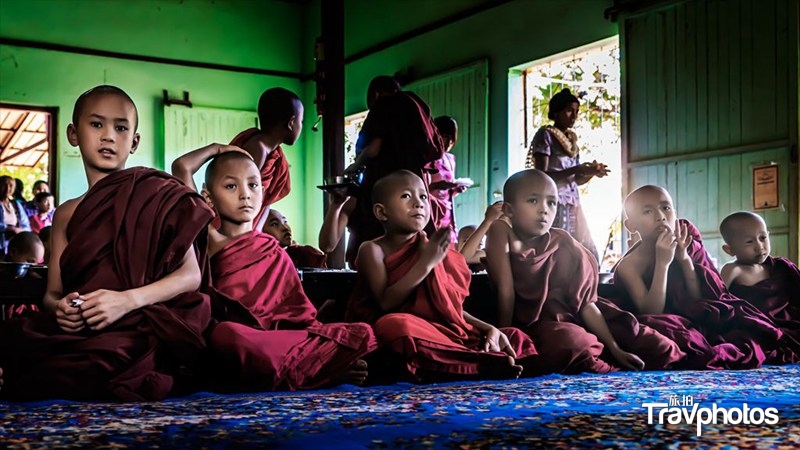 hk_c_緬甸，人們要到寺廟裡學習，5～6歲就被家裡送到廟裡。孩子們在廟裡學習，生活。這組照片記錄了小和尚吃飯前的活動。陸春南攝.jpg