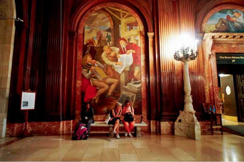 hk_c_坐在紐約公共圖書館壁畫前的遊客 姜建.png