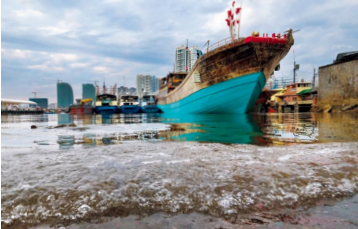 hk_c_攝影 —— 胡航生，三亞水產碼頭的漁船.png
