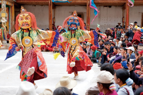 hk_c_神聖的宗教舞蹈「羌姆」，是藏傳佛教延續千百年的重要儀式。僧侶們戴猙獰的面具，扮成密宗教.png