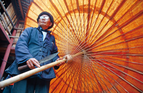 hk_c_騰沖手工紙傘。竹製骨架、純手工棉紙、桐油等是它的基本材料.png