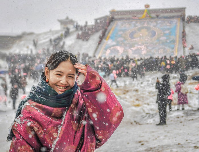 hk_c_《雪花飄落曬佛節》攝於甘南郎木寺  攝影：江新華.jpg