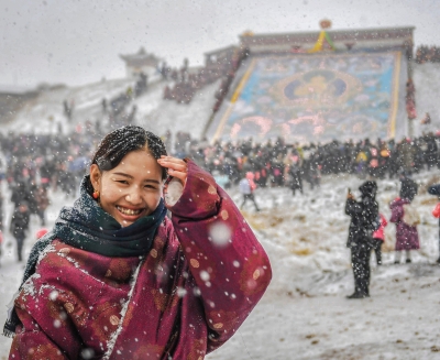 hk_c_28、雪花飄落曬佛節 甘肅甘南州郎木寺 江新華.jpg