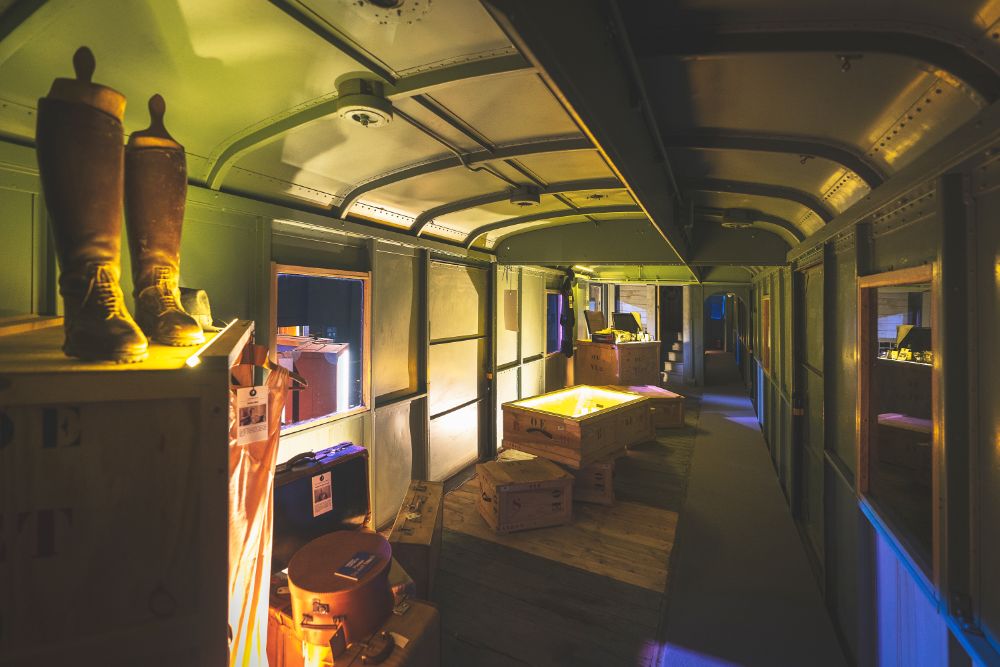 hk_c_11. 燈光有點陰森恐怖的謀殺案現場。圖片來源：Orient Express.jpg