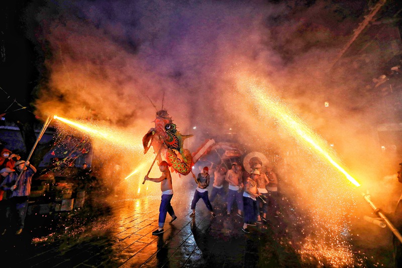 hk_c_鋼火燒龍 湖南湘西 章朝旭.jpg