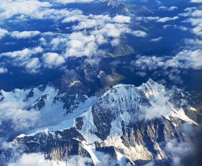 hk_c_《川藏高原雪山》攝於成都飛往西藏航班上  黃力生.jpg