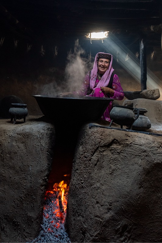 hk_c_范范-老饢坑裡的做午餐的塔吉克族婦人.jpg