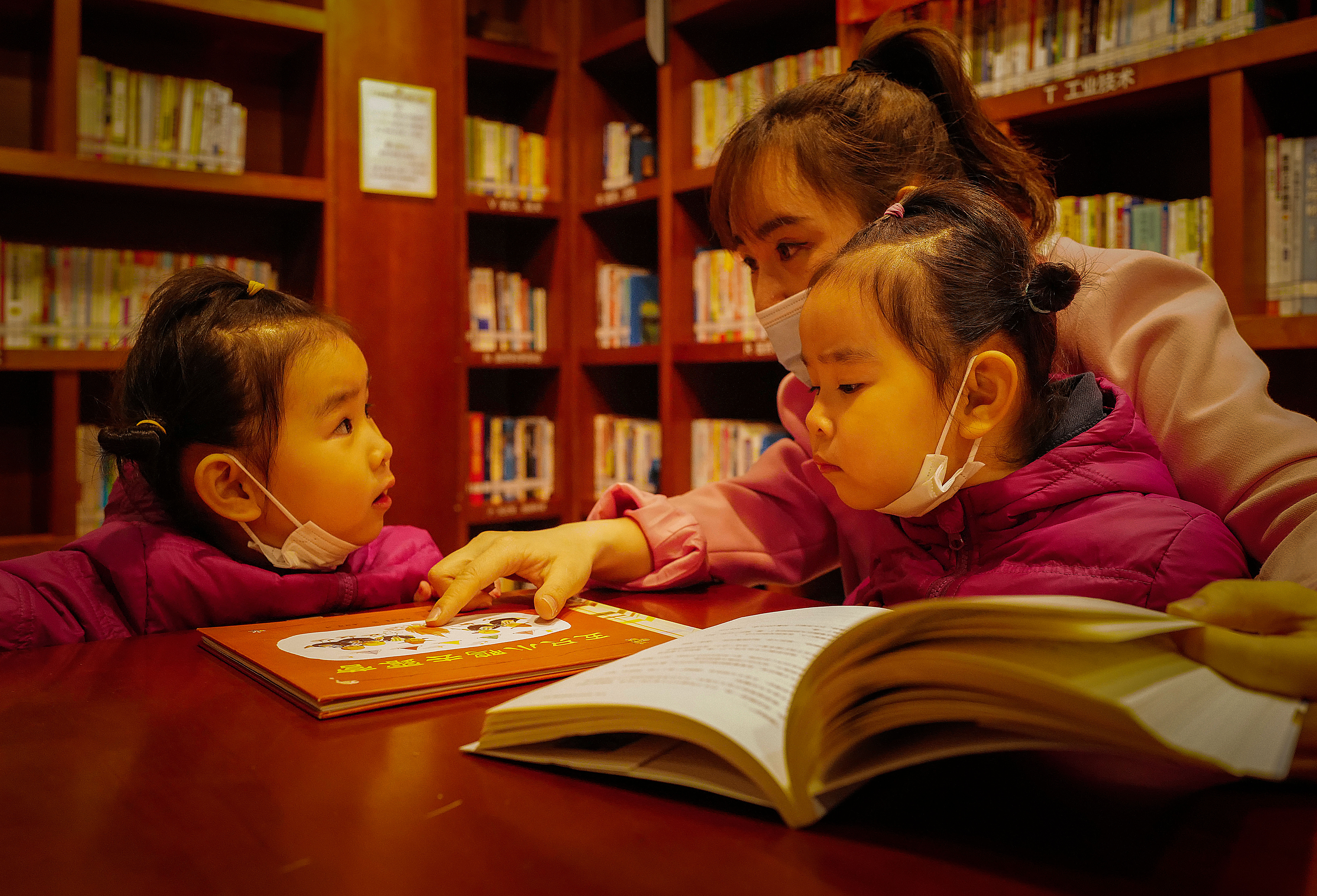 hk_c_楊松-威海城市書屋，夜晚，母親正在給雙胞胎姐妹講故事-愛.悅讀.jpg