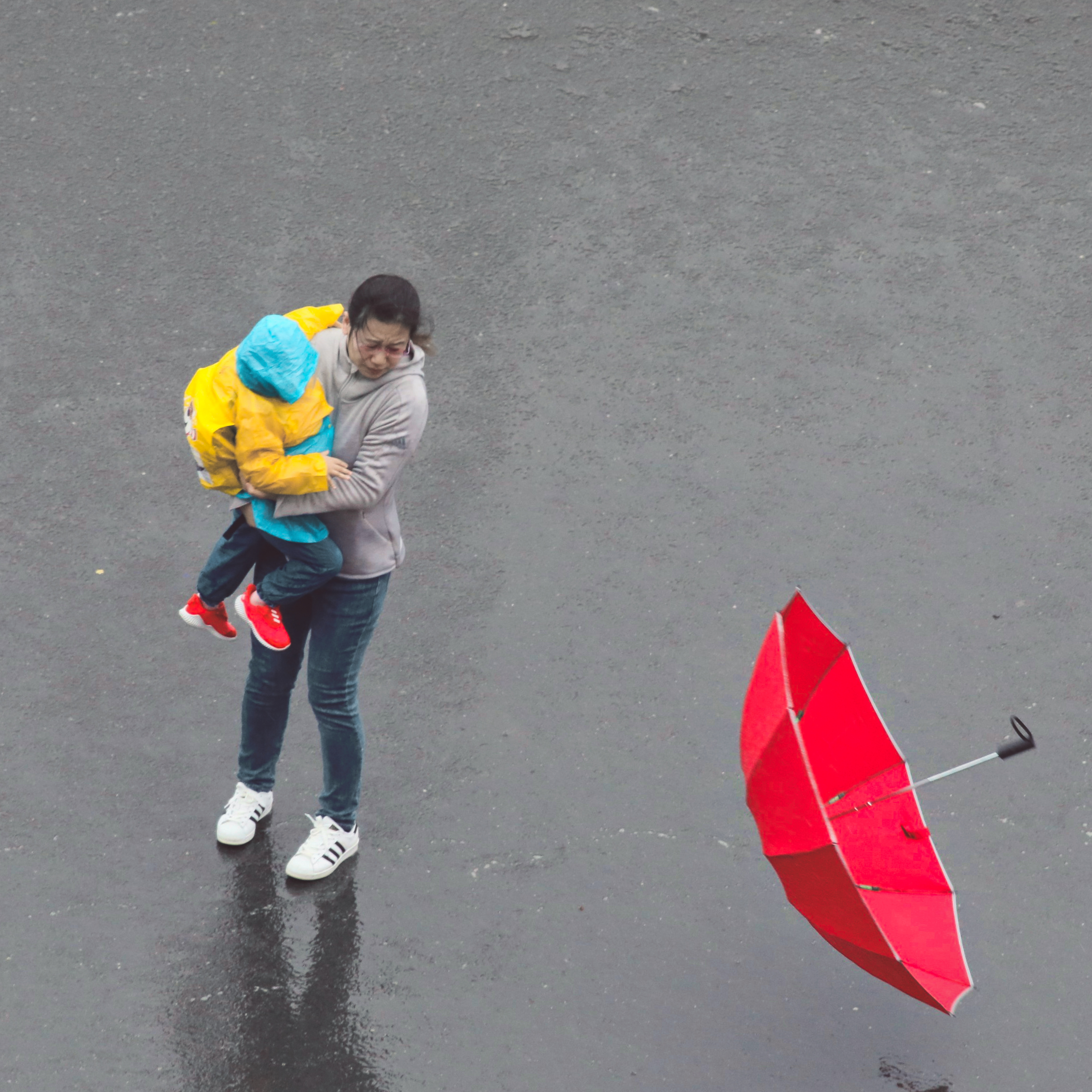 hk_c_王俊華-風雨中母親顧孩子、顧不了雨傘，雨傘被風吹走了.jpg