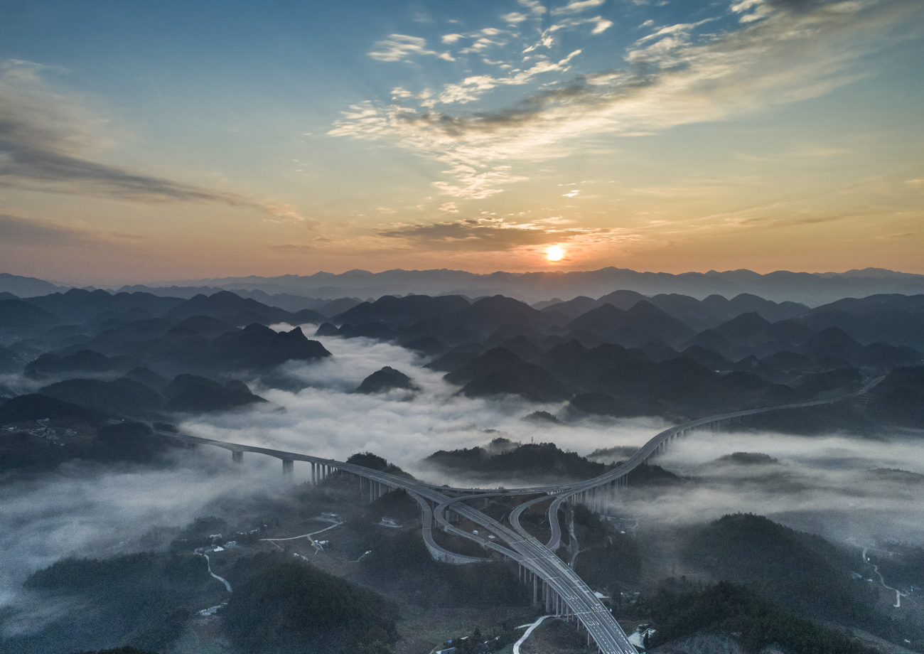 hk_c_23-恩施市境內的安來高速建恩段（原稱銀北高速）和滬渝高速宜恩段互通雲遮霧罩，宛若巨龍騰飛（2021年2月）。.jpg