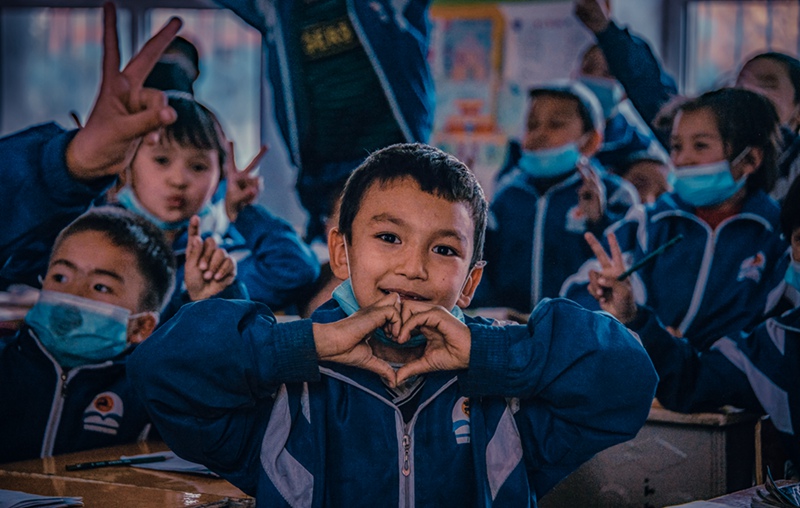 hk_c_章原-新疆巴楚縣-阿納庫勒鄉中心小學的孩子們.jpg