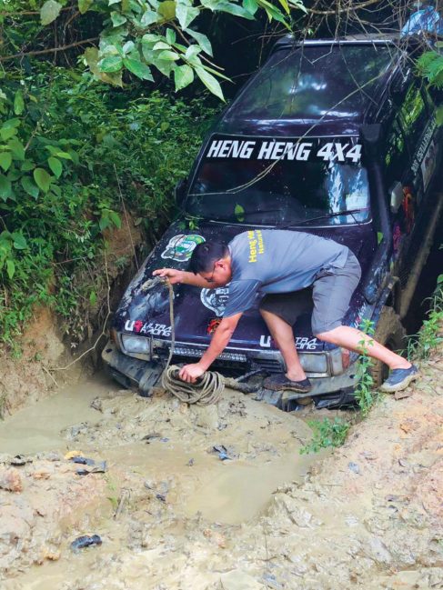 hk_c_13。參与野營者的車子有時會不慎陷入爛泥之中，需隊友幫助才能擺脫困境。圖片來源：Cassie.jpg