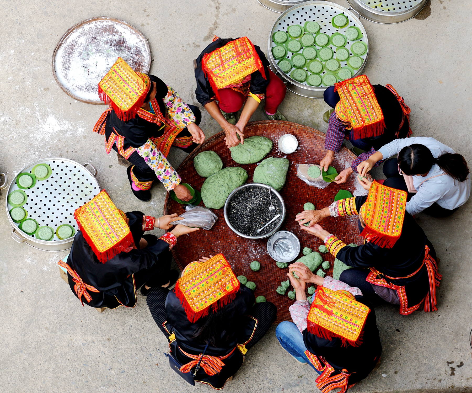 hk_c_幸福生活 廣西蒙山瑤族鄉，瑤胞聚在一起製作傳統美食糍粑。 陳勝強.jpg