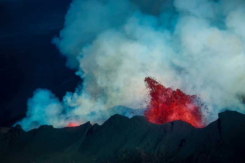 hk_c_冰島巴達本加活火山噴發的壯觀場景 錢萍攝.jpg