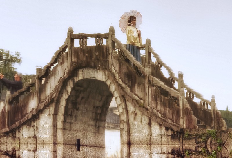 hk_c_宏村的橋，是網紅打卡地，到宏村旅遊的人都會在橋上留個影。用水中倒影拍攝一個另外角度的。張建中.jpg