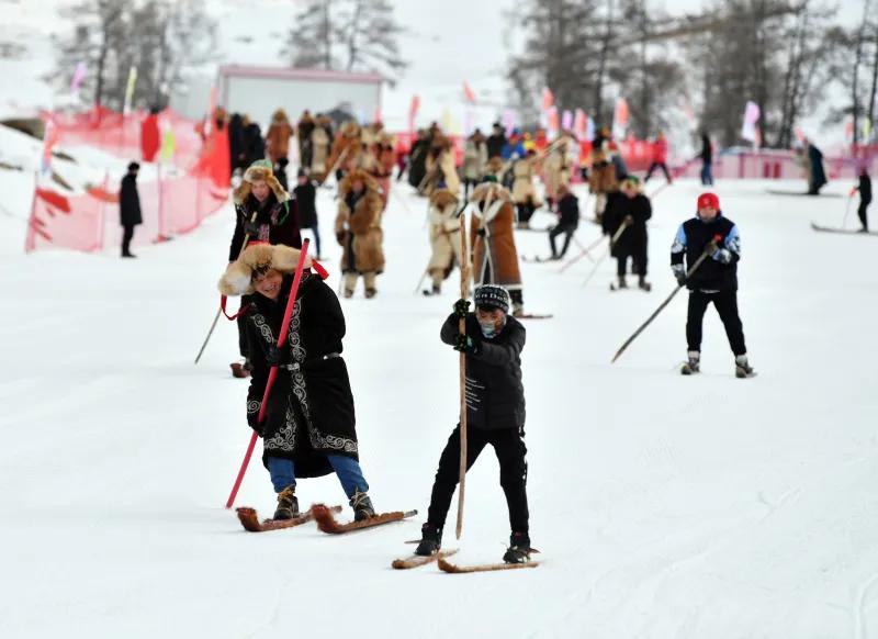 hk_c_牧民在可可托海國際滑雪場為遊客表演古老毛皮雪闆滑雪。周鵬 攝.jpeg