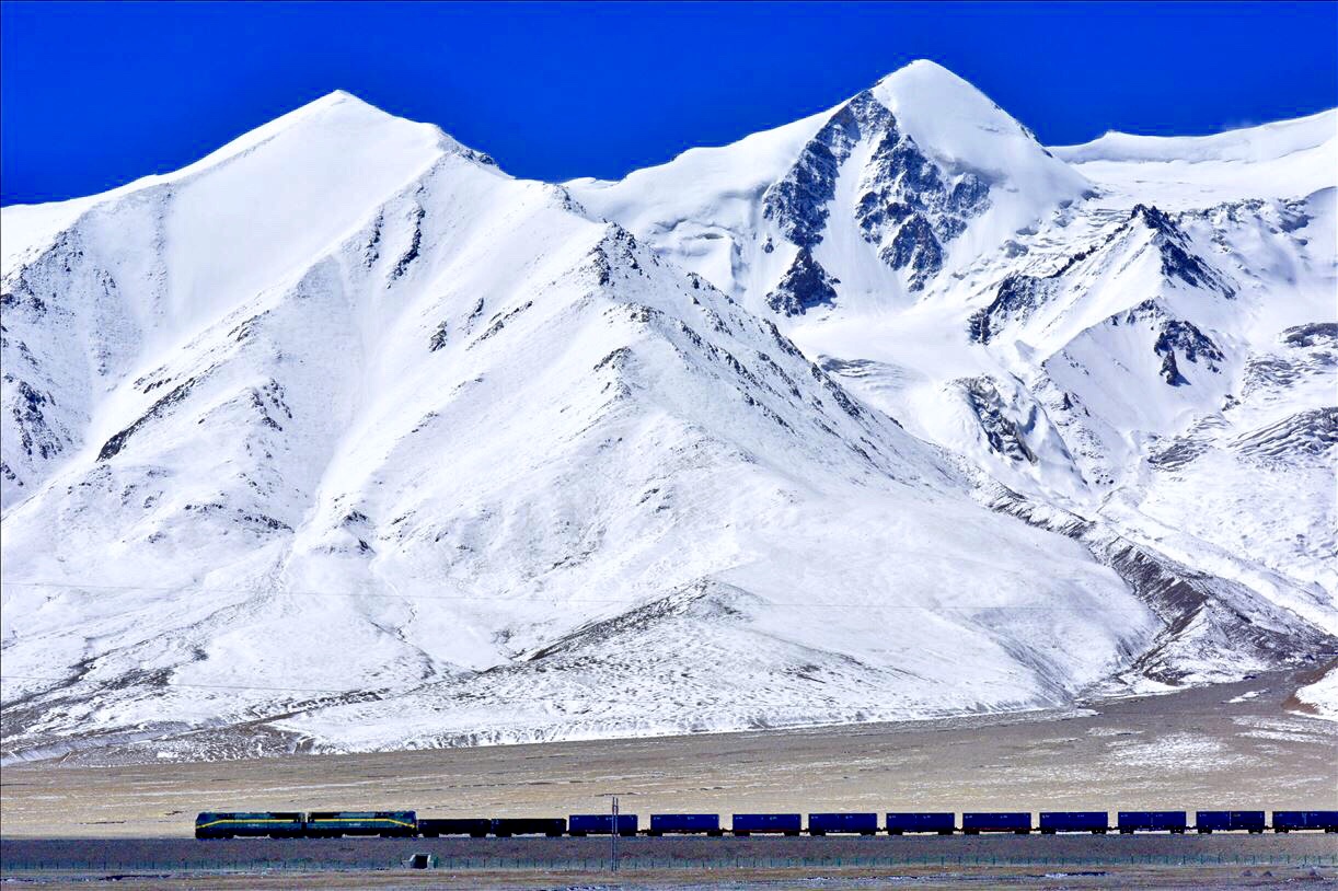 hk_c_玉珠峰下 青海格爾木昆崙山地質公園，這裡是登山者的嚮往之地，青藏鐵路穿越此地。陳旻.jpeg